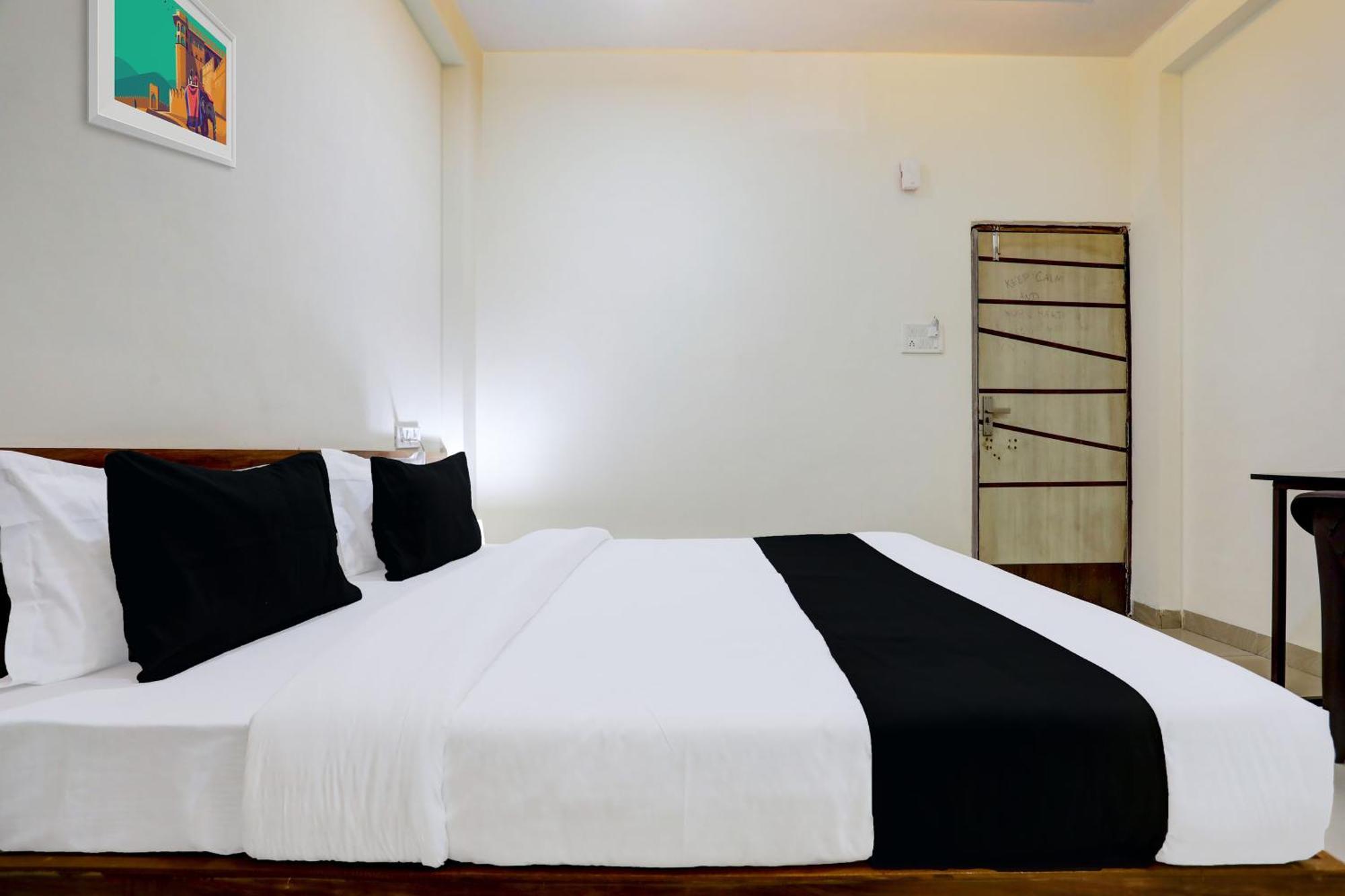 Hotel O Sb 47 Индаур Экстерьер фото