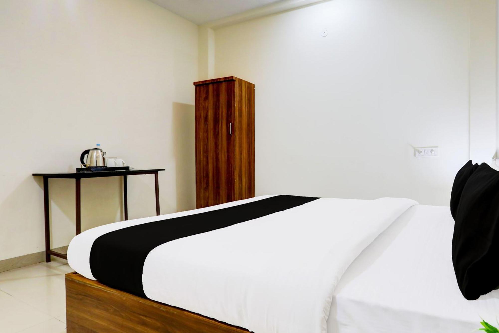 Hotel O Sb 47 Индаур Экстерьер фото