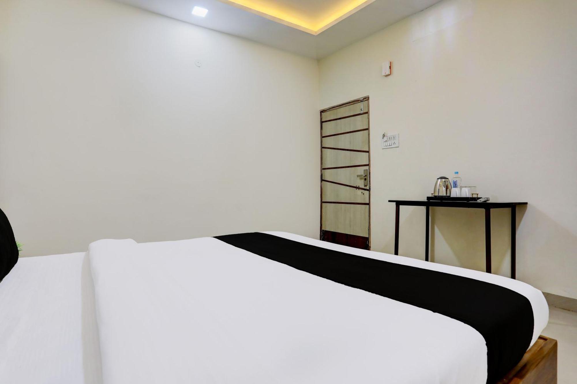Hotel O Sb 47 Индаур Экстерьер фото