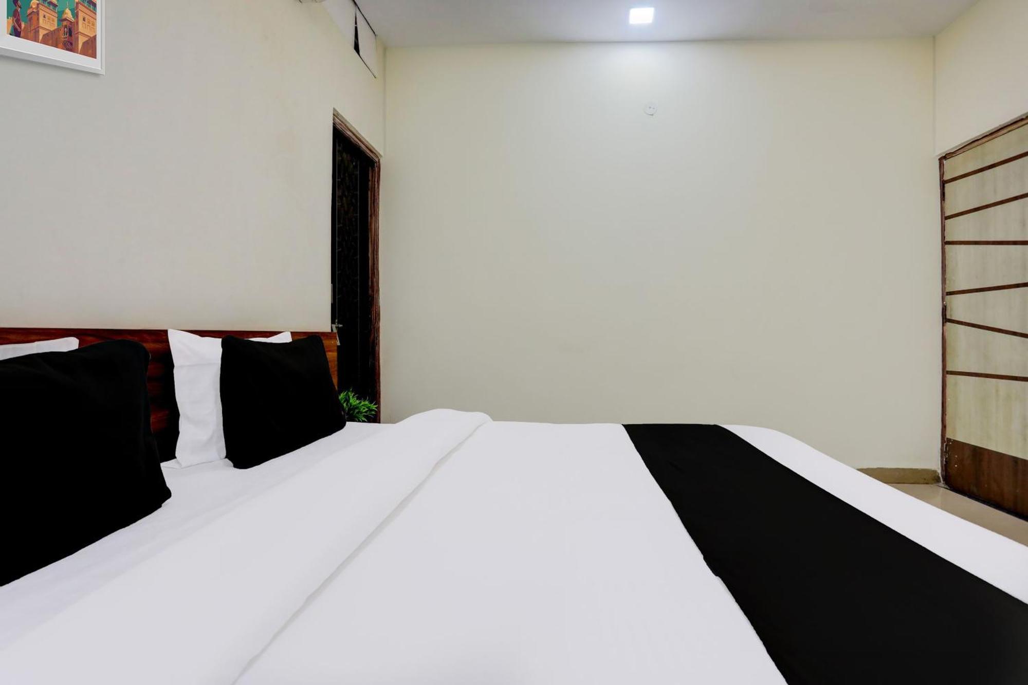 Hotel O Sb 47 Индаур Экстерьер фото